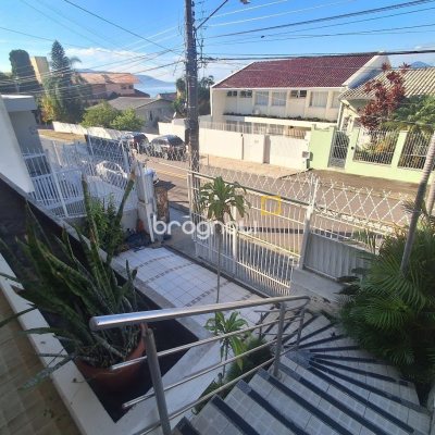 Casa com 263m², 5 quartos (sendo 3 suítes), 3 garagens, no bairro Itaguaçu em Florianópolis