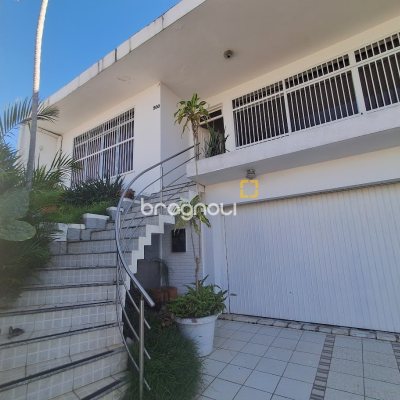 Casa com 263m², 5 quartos (sendo 3 suítes), 3 garagens, no bairro Itaguaçu em Florianópolis