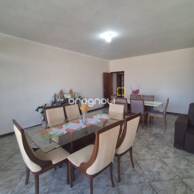 Casa com 263m², 5 quartos (sendo 3 suítes), 3 garagens, no bairro Itaguaçu em Florianópolis
