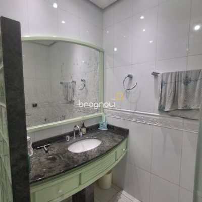 Casa com 263m², 5 quartos (sendo 3 suítes), 3 garagens, no bairro Itaguaçu em Florianópolis