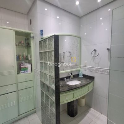 Casa com 263m², 5 quartos (sendo 3 suítes), 3 garagens, no bairro Itaguaçu em Florianópolis