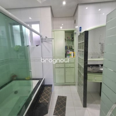 Casa com 263m², 5 quartos (sendo 3 suítes), 3 garagens, no bairro Itaguaçu em Florianópolis