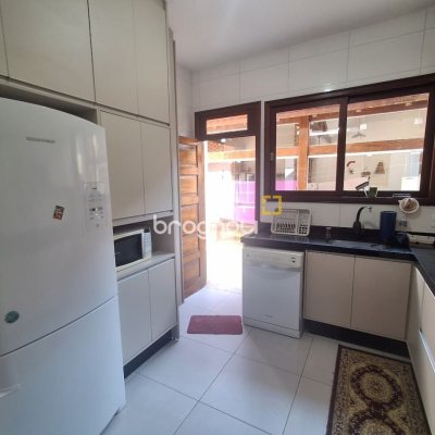 Casa com 263m², 5 quartos (sendo 3 suítes), 3 garagens, no bairro Itaguaçu em Florianópolis