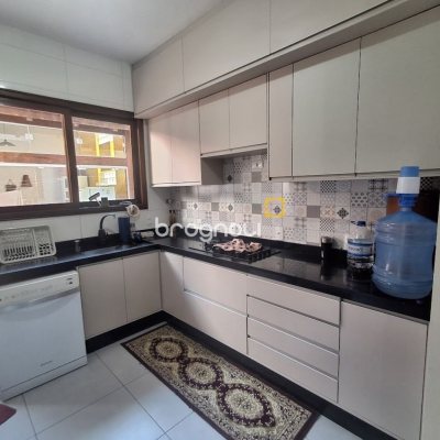 Casa com 263m², 5 quartos (sendo 3 suítes), 3 garagens, no bairro Itaguaçu em Florianópolis