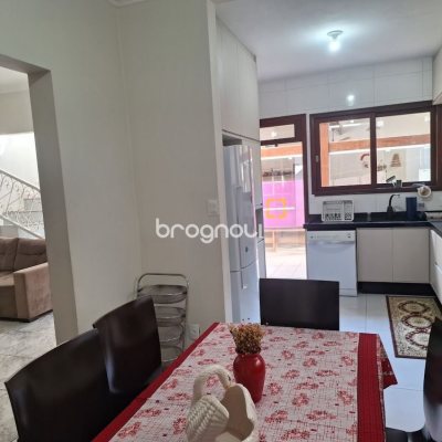 Casa com 263m², 5 quartos (sendo 3 suítes), 3 garagens, no bairro Itaguaçu em Florianópolis