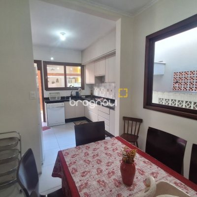 Casa com 263m², 5 quartos (sendo 3 suítes), 3 garagens, no bairro Itaguaçu em Florianópolis