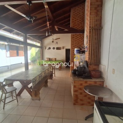 Casa com 263m², 5 quartos (sendo 3 suítes), 3 garagens, no bairro Itaguaçu em Florianópolis