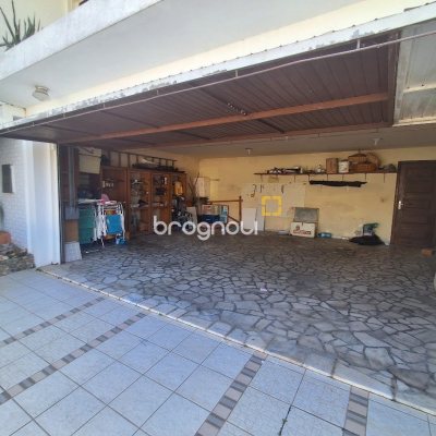 Casa com 263m², 5 quartos (sendo 3 suítes), 3 garagens, no bairro Itaguaçu em Florianópolis