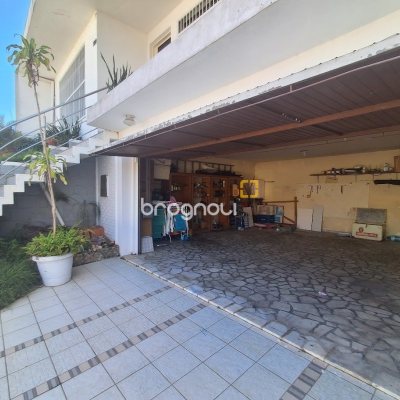 Casa com 263m², 5 quartos (sendo 3 suítes), 3 garagens, no bairro Itaguaçu em Florianópolis
