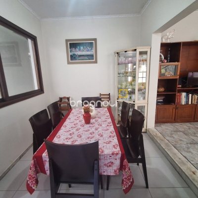 Casa com 263m², 5 quartos (sendo 3 suítes), 3 garagens, no bairro Itaguaçu em Florianópolis