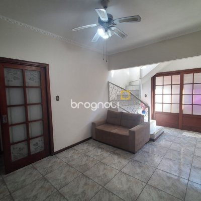 Casa com 263m², 5 quartos (sendo 3 suítes), 3 garagens, no bairro Itaguaçu em Florianópolis