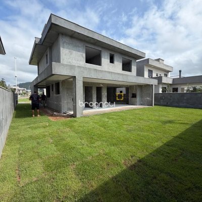 Casa de Condomínio com 241m², 3 quartos (sendo 1 suíte), 2 garagens, no bairro Rio Vermelho em Florianópolis