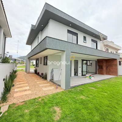 Casa de Condomínio com 241m², 3 quartos (sendo 1 suíte), 2 garagens, no bairro Rio Vermelho em Florianópolis