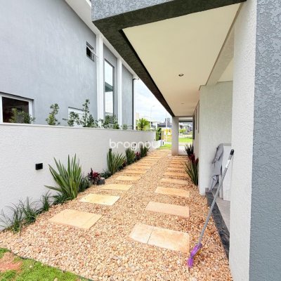 Casa de Condomínio com 241m², 3 quartos (sendo 1 suíte), 2 garagens, no bairro Rio Vermelho em Florianópolis
