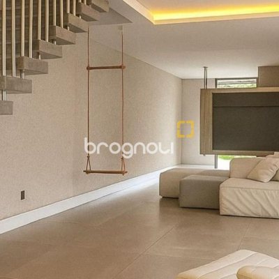 Casa com 173m², 3 quartos (sendo 3 suítes), 3 garagens, no bairro Campeche em Florianópolis