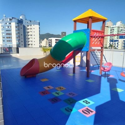 Apartamento com 63m², 2 quartos (sendo 1 suíte), 1 garagem, no bairro Trindade em Florianópolis