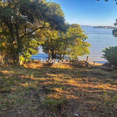Terreno com 863m², no bairro João Paulo em Florianópolis