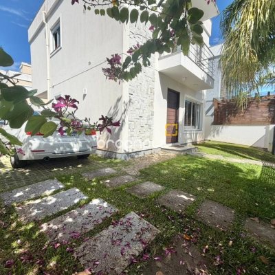 Casa com 124m², 3 quartos (sendo 3 suítes), 2 garagens, no bairro Cachoeira do Bom Jesus em Florianópolis