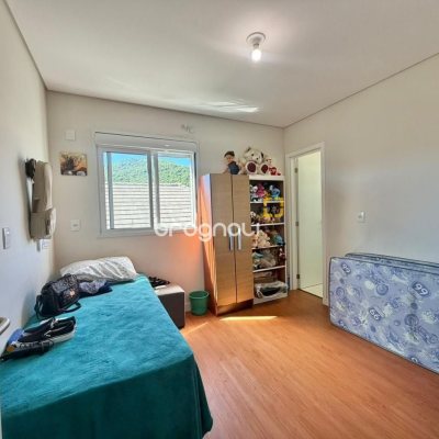 Casa com 124m², 3 quartos (sendo 3 suítes), 2 garagens, no bairro Cachoeira do Bom Jesus em Florianópolis