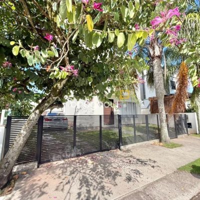 Casa com 124m², 3 quartos (sendo 3 suítes), 2 garagens, no bairro Cachoeira do Bom Jesus em Florianópolis