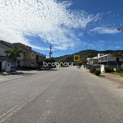 Casa com 124m², 3 quartos (sendo 3 suítes), 2 garagens, no bairro Cachoeira do Bom Jesus em Florianópolis