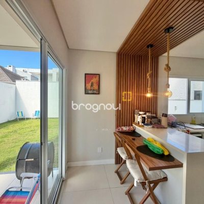 Casa com 124m², 3 quartos (sendo 3 suítes), 2 garagens, no bairro Cachoeira do Bom Jesus em Florianópolis