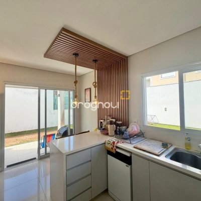 Casa com 124m², 3 quartos (sendo 3 suítes), 2 garagens, no bairro Cachoeira do Bom Jesus em Florianópolis