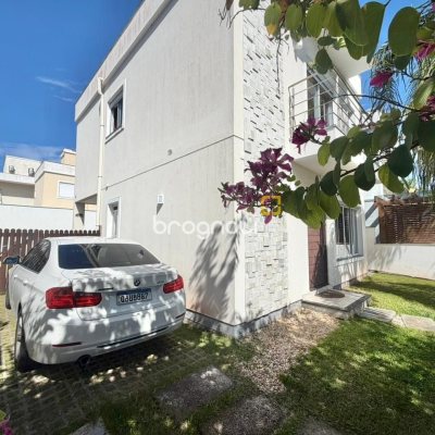 Casa com 124m², 3 quartos (sendo 3 suítes), 2 garagens, no bairro Cachoeira do Bom Jesus em Florianópolis