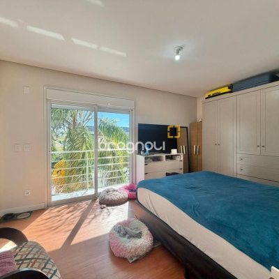 Casa com 124m², 3 quartos (sendo 3 suítes), 2 garagens, no bairro Cachoeira do Bom Jesus em Florianópolis