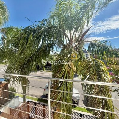 Casa com 124m², 3 quartos (sendo 3 suítes), 2 garagens, no bairro Cachoeira do Bom Jesus em Florianópolis
