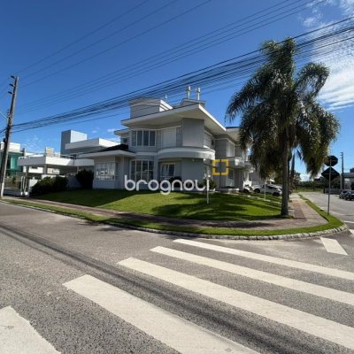 Casa com 124m², 3 quartos (sendo 3 suítes), 2 garagens, no bairro Cachoeira do Bom Jesus em Florianópolis