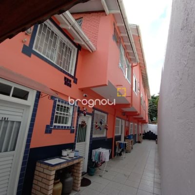 Casa com 168m², 30 quartos, 2 garagens, no bairro Carvoeira em Florianópolis