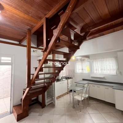 Casa com 168m², 30 quartos, 2 garagens, no bairro Carvoeira em Florianópolis