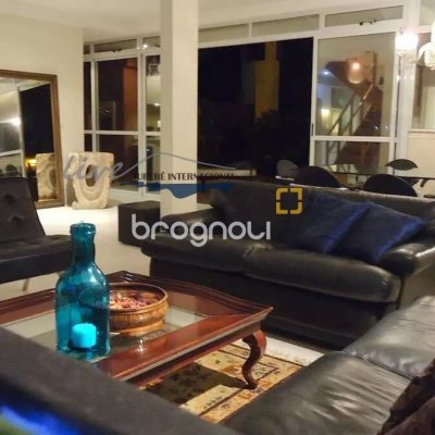 Cobertura com 220m², 3 quartos (sendo 2 suítes), 2 garagens, no bairro Jurerê Internacional em Florianópolis