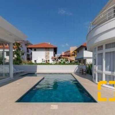 Casa com 450m², 5 quartos (sendo 4 suítes), 3 garagens, no bairro Jurerê Internacional em Florianópolis