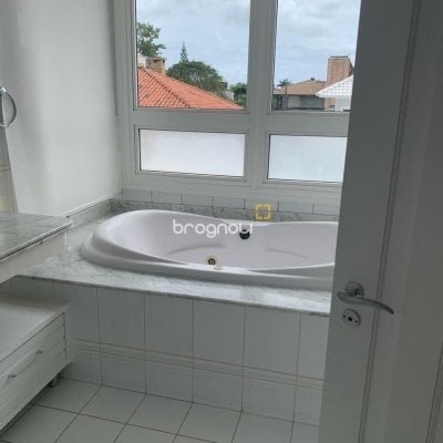 Casa com 370m², 5 quartos (sendo 2 suítes), 2 garagens, no bairro Jurerê Internacional em Florianópolis