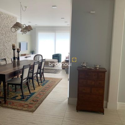 Casa com 370m², 5 quartos (sendo 2 suítes), 2 garagens, no bairro Jurerê Internacional em Florianópolis
