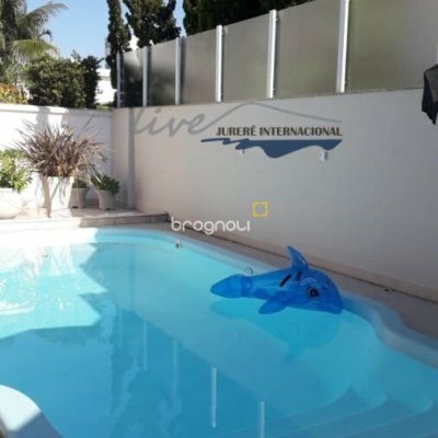 Casa com 720m², 5 quartos (sendo 2 suítes), 2 garagens, no bairro Jurerê Internacional em Florianópolis