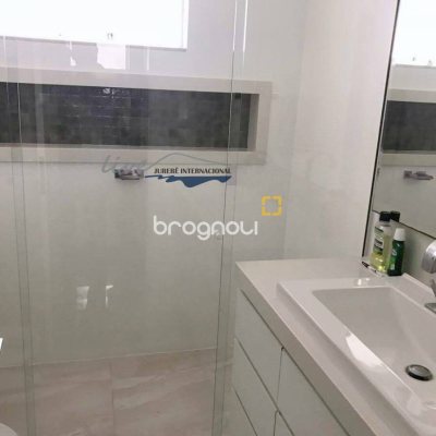 Casa com 310m², 4 quartos (sendo 4 suítes), 3 garagens, no bairro Jurerê Internacional em Florianópolis