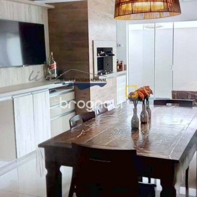 Casa com 310m², 4 quartos (sendo 4 suítes), 3 garagens, no bairro Jurerê Internacional em Florianópolis