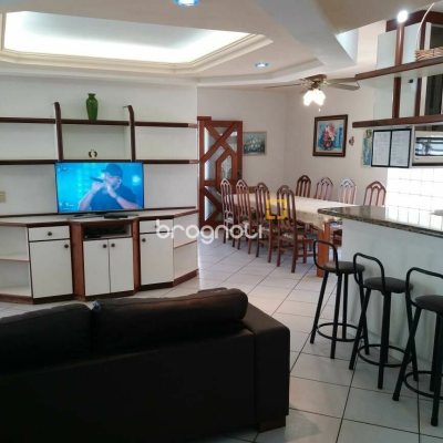 Casa com 580m², 7 quartos (sendo 3 suítes), 5 garagens, no bairro Jurerê Internacional em Florianópolis