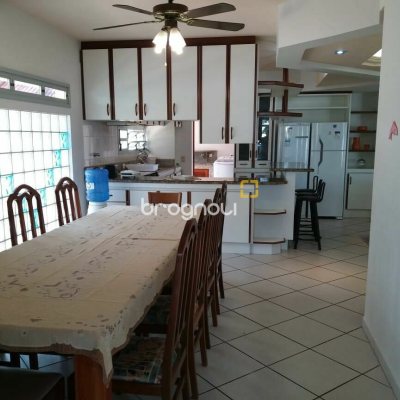 Casa com 580m², 7 quartos (sendo 3 suítes), 5 garagens, no bairro Jurerê Internacional em Florianópolis