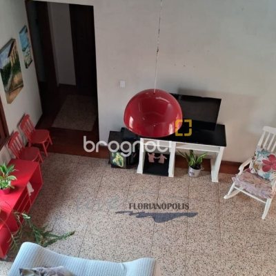 Casa com 316m², 5 quartos (sendo 2 suítes), 2 garagens, no bairro Jurerê Internacional em Florianópolis