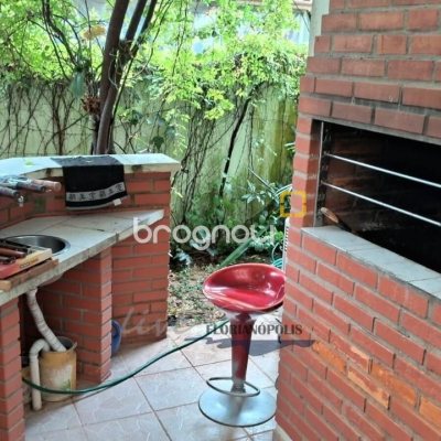 Casa com 316m², 5 quartos (sendo 2 suítes), 2 garagens, no bairro Jurerê Internacional em Florianópolis