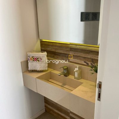 Casa com 412m², 3 quartos (sendo 3 suítes), 2 garagens, no bairro Jurerê Internacional em Florianópolis