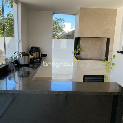 Casa com 412m², 3 quartos (sendo 3 suítes), 2 garagens, no bairro Jurerê Internacional em Florianópolis