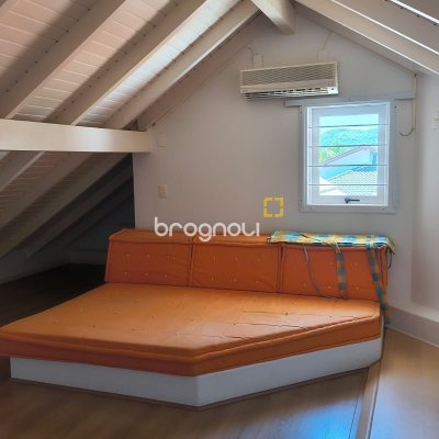 Casa com 246m², 4 quartos (sendo 3 suítes), 4 garagens, no bairro Jurerê Internacional em Florianópolis