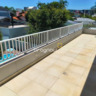Casa com 246m², 4 quartos (sendo 3 suítes), 4 garagens, no bairro Jurerê Internacional em Florianópolis