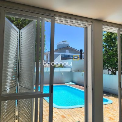 Casa com 246m², 4 quartos (sendo 3 suítes), 4 garagens, no bairro Jurerê Internacional em Florianópolis