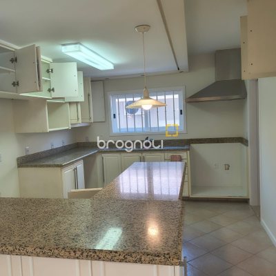 Casa com 246m², 4 quartos (sendo 3 suítes), 4 garagens, no bairro Jurerê Internacional em Florianópolis